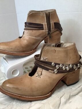 EUC FreeBird distressed leather Saloon tan ankle booties sz. 7